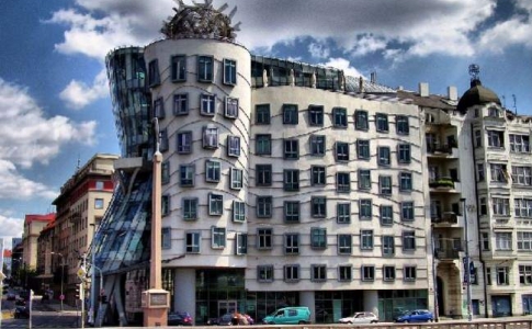 Автор «танцующего дома» в Праге создал профессиональный совет архитекторов