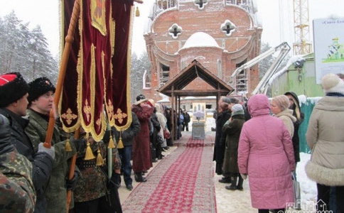 Поднятие креста на купол в г. Славутыч.