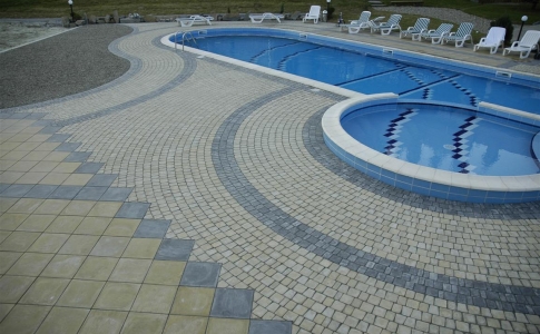 Мощение зона отдыха возле воды.