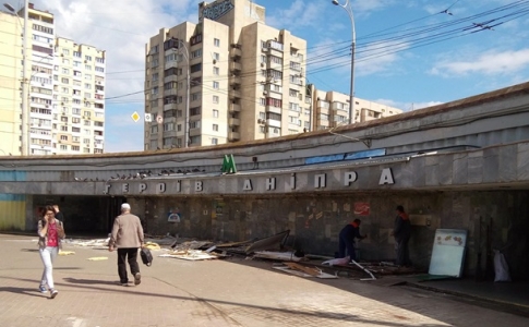 В киевском метро проверяют трещины на станции Героев Днепра