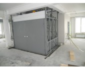 Складской грузовой лифт (подъемник) внутри здания