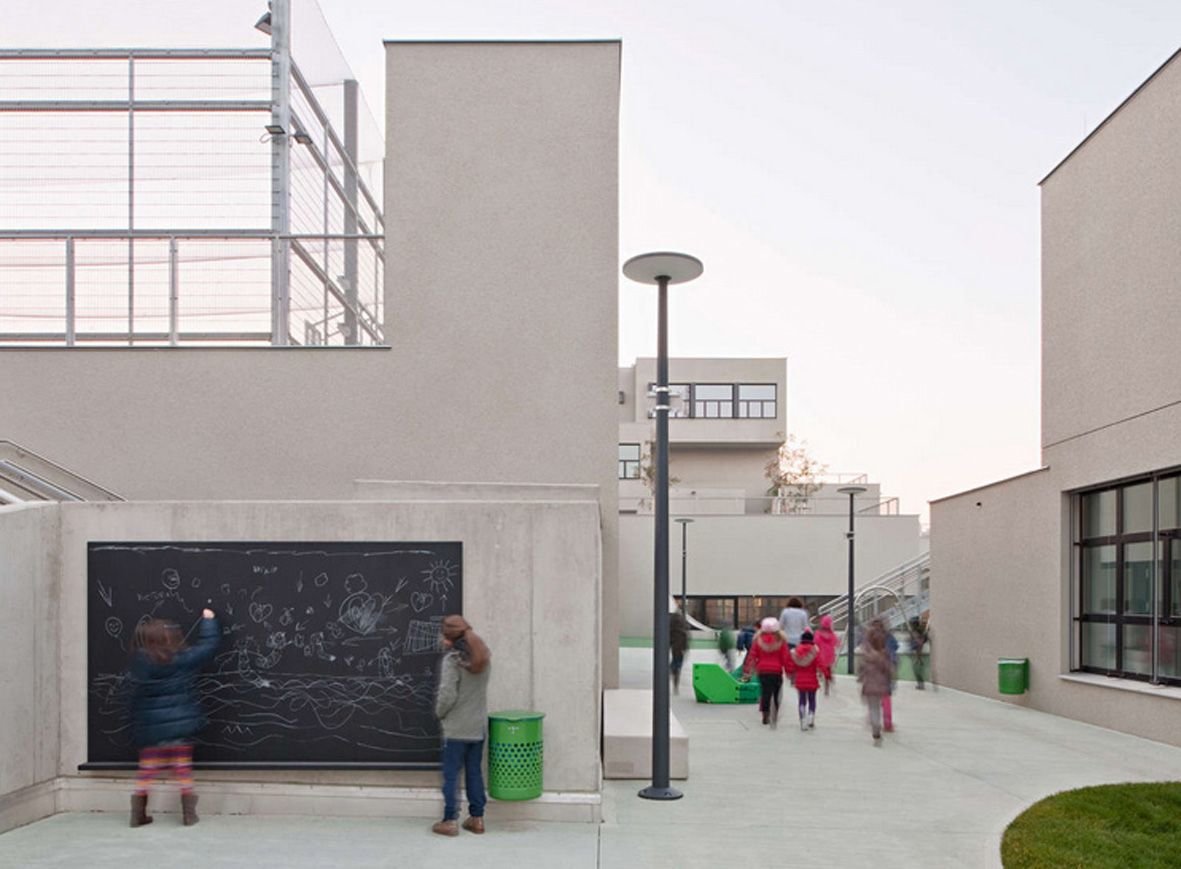 Красивый фасад современной школы в Вене