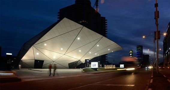 Яркая футуристическая автозаправочная станция в Батуми от архитектора Георгия Хмаладзе